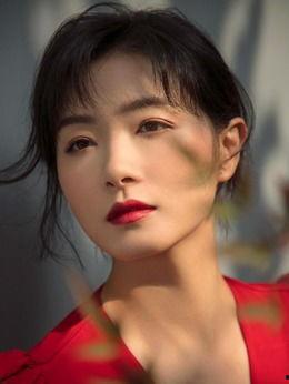 万茜照片和个人资料,光影交织下的魅力女神